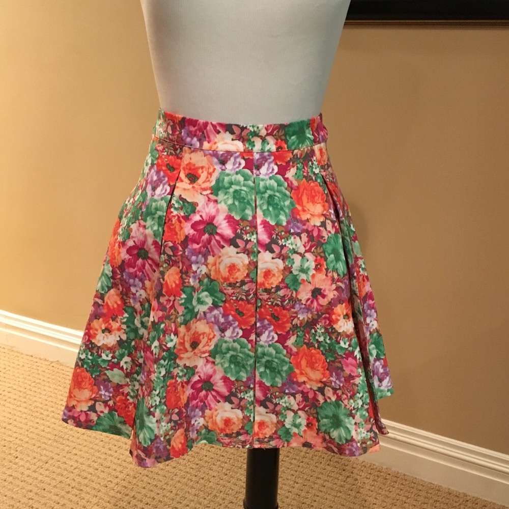 Floral skirt w/full lining. Brand new w/tags